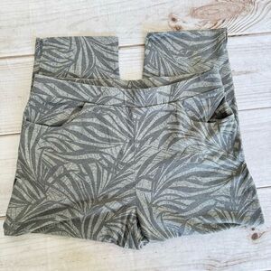 Weekends by Chico’s Gray Bamboo Leaf Print Capri Leggings w Pockets Size 1/M